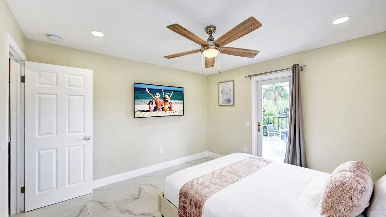 Photo of Bedroom in Hollywood Lakes