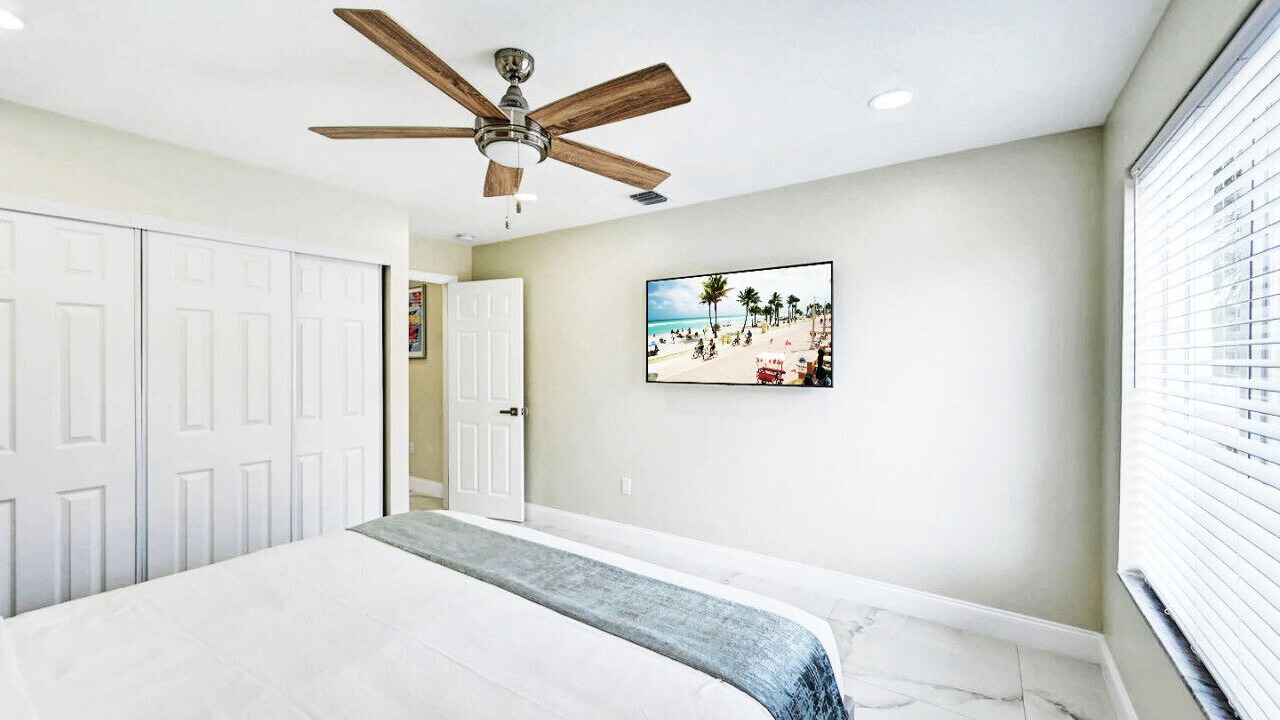 Photo of Bedroom in Hollywood Lakes