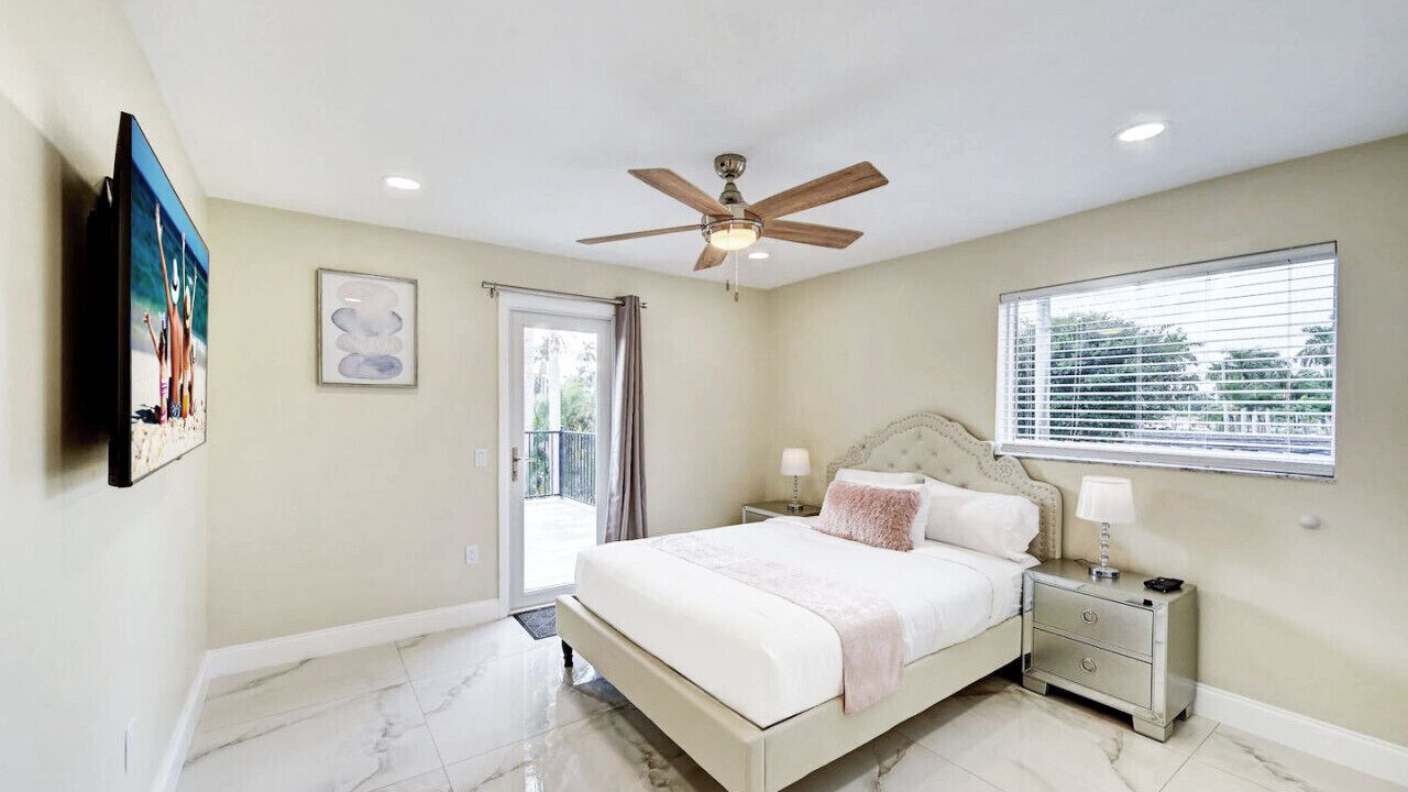 Photo of Bedroom in Hollywood Lakes
