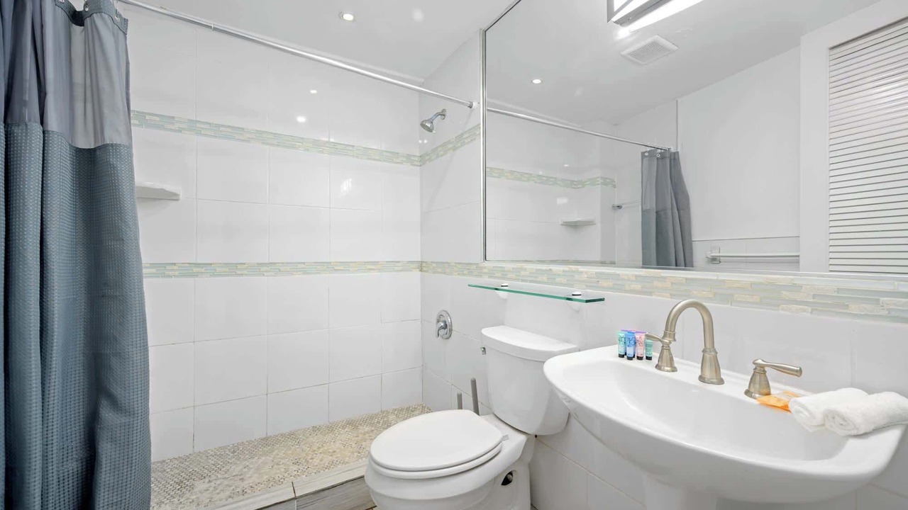 Photo of Bathroom in Flamingo/Lummus