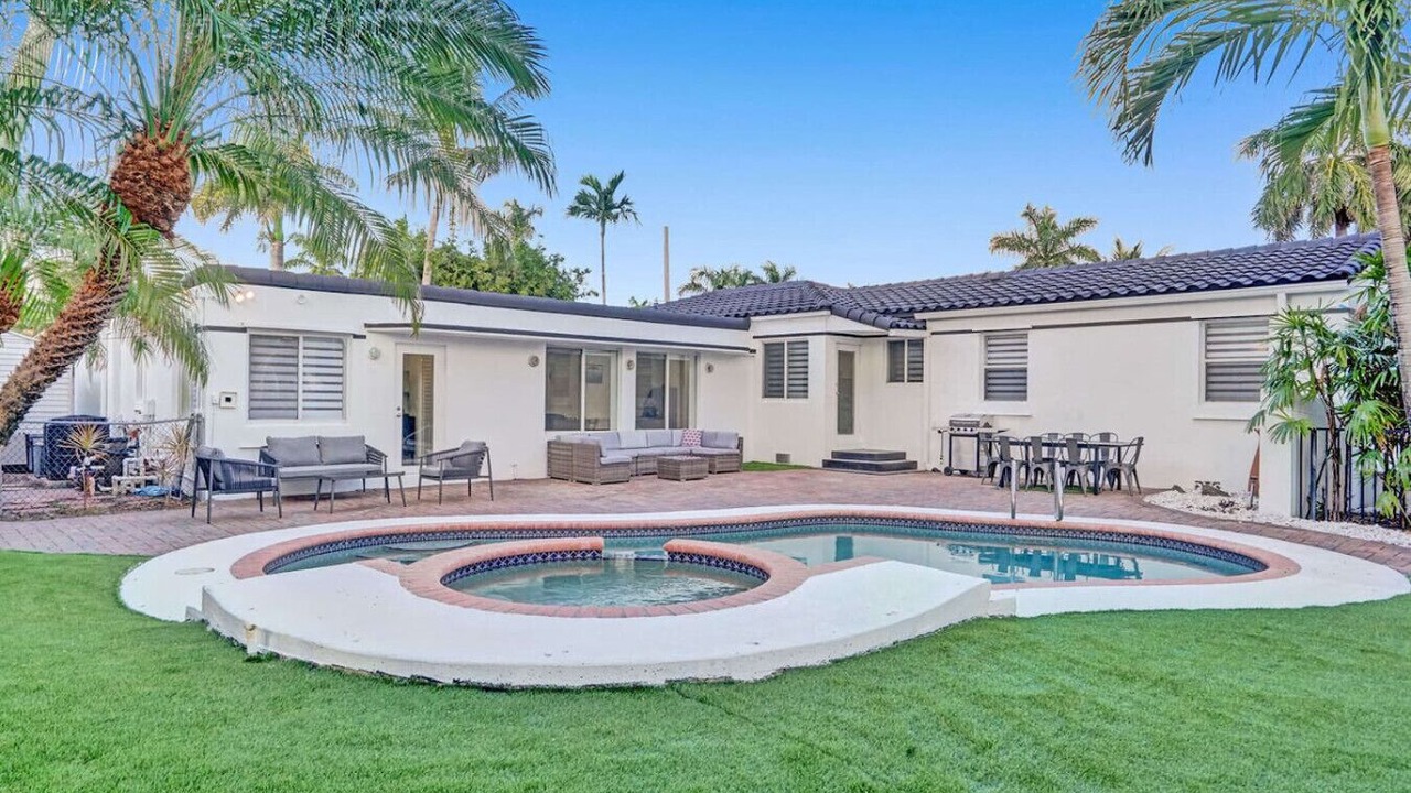 Photo of Outdoor in Hollywood Lakes