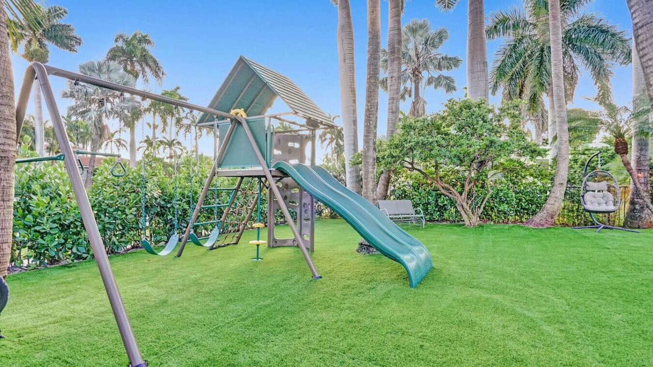 Photo of Others in Hollywood Lakes