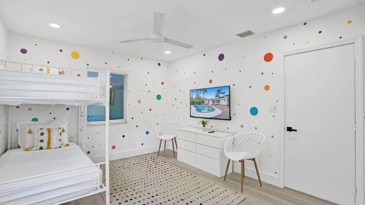 Photo of Bedroom in Hollywood Lakes