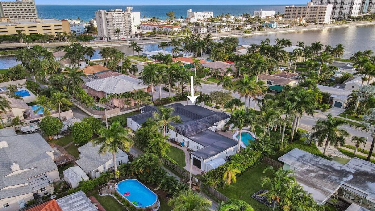 Photo of Outdoor in Hollywood Lakes