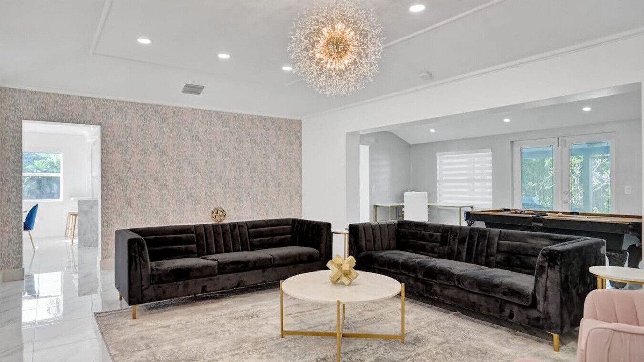 Photo of Livingroom in Hollywood Lakes