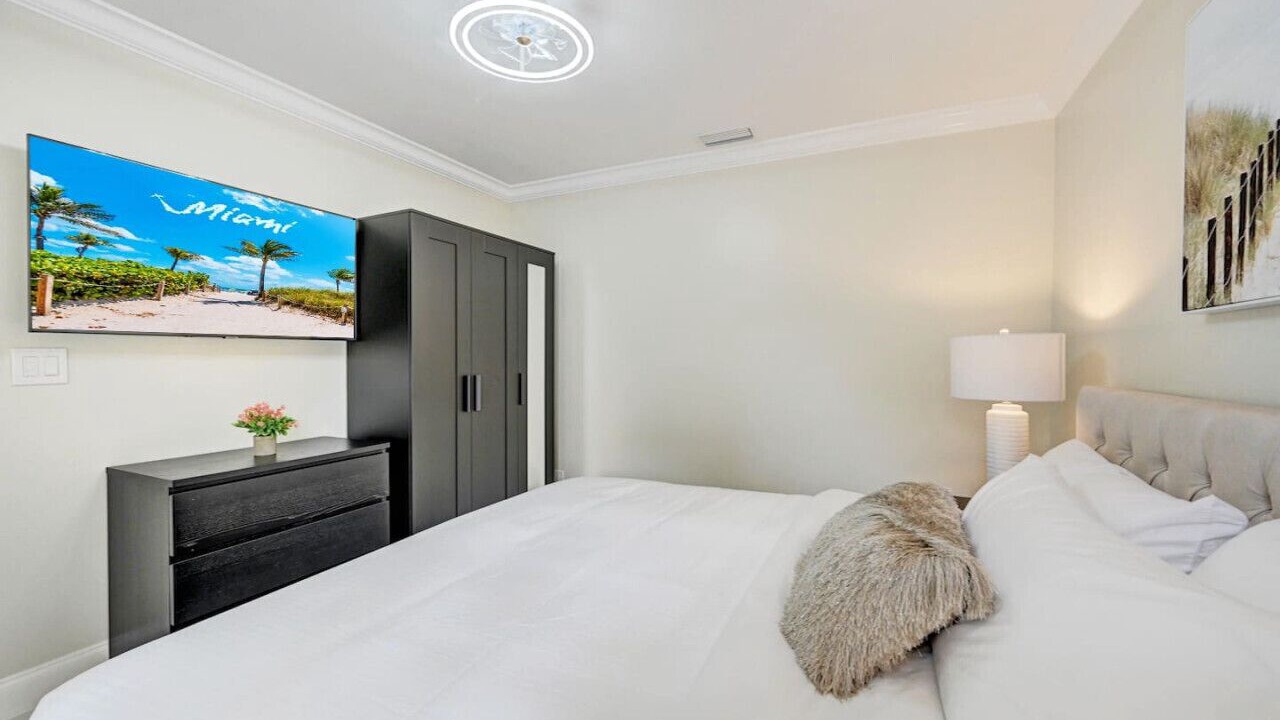 Photo of Bedroom in Hollywood Lakes