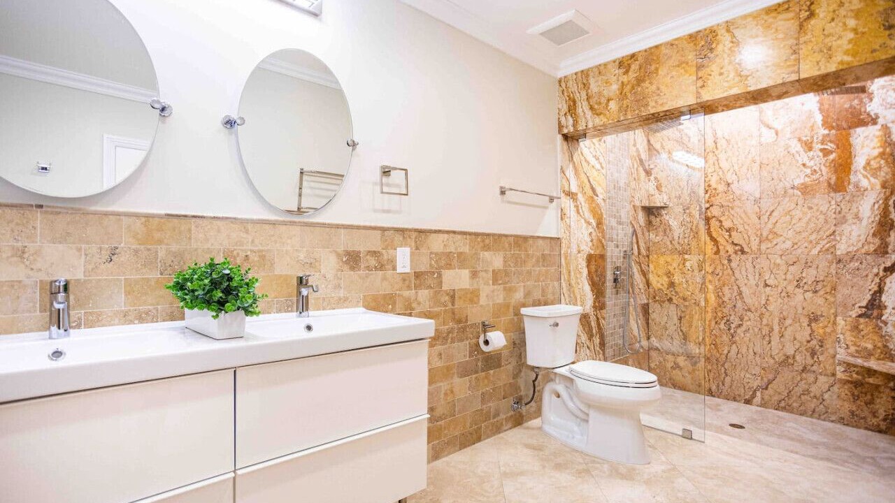 Photo of Bathroom in Hollywood Lakes