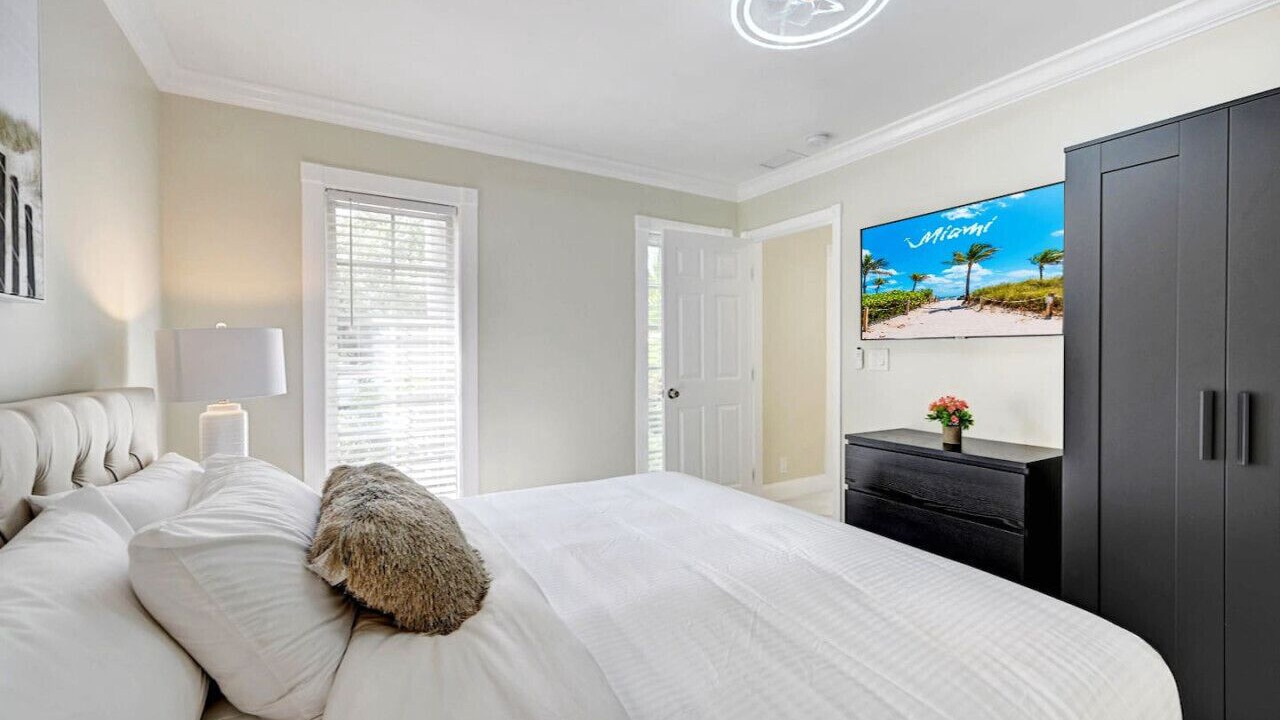 Photo of Bedroom in Hollywood Lakes