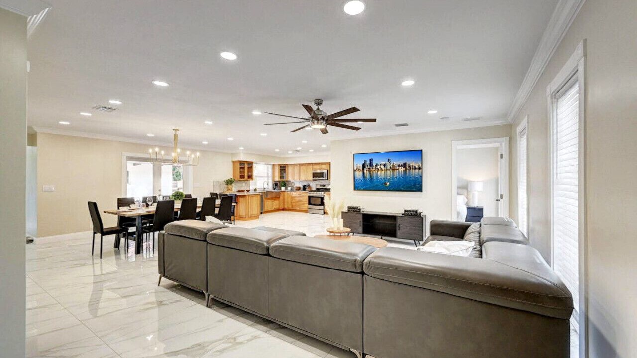 Photo of Livingroom in Hollywood Lakes