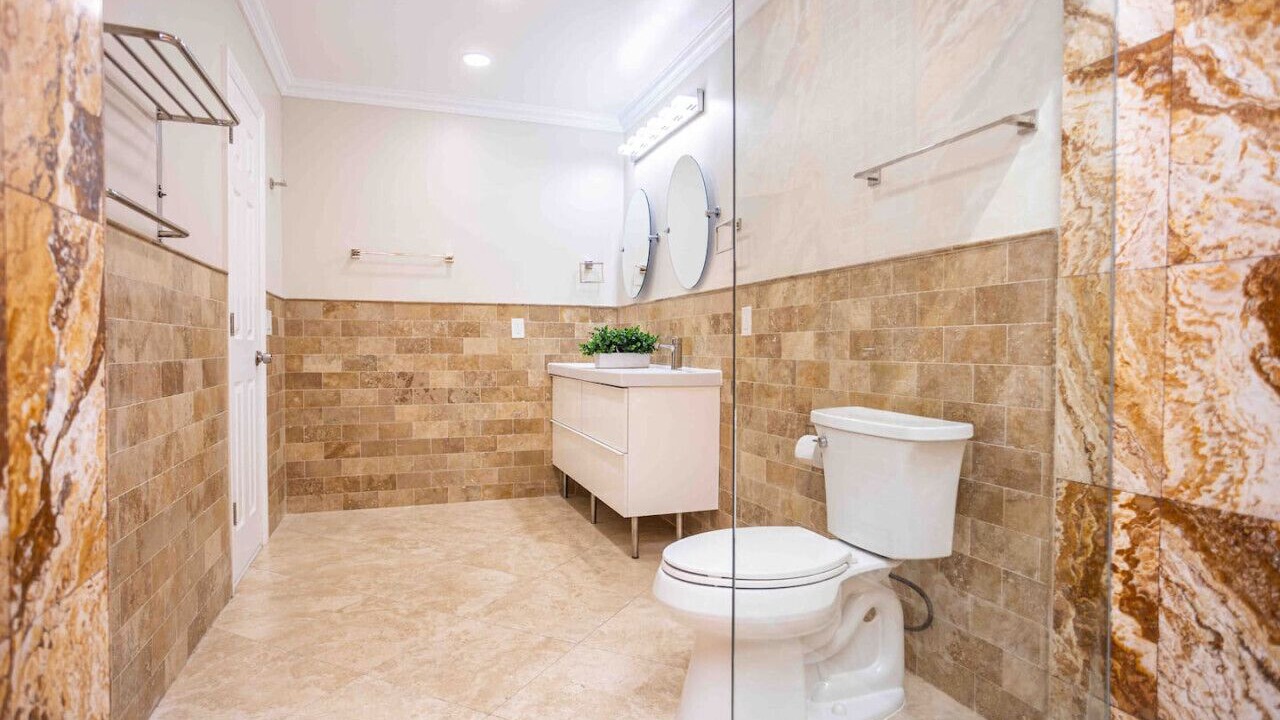 Photo of Bathroom in Hollywood Lakes
