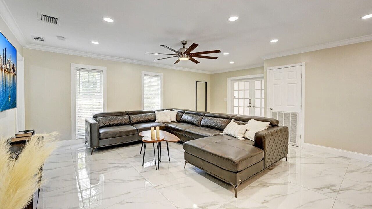 Photo of Livingroom in Hollywood Lakes