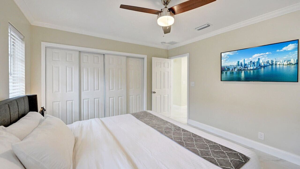 Photo of Bedroom in Hollywood Lakes