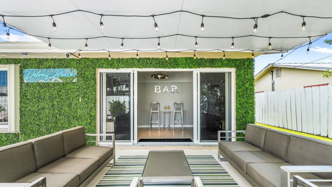 Photo of Patio Balcony in Tropic Palms
