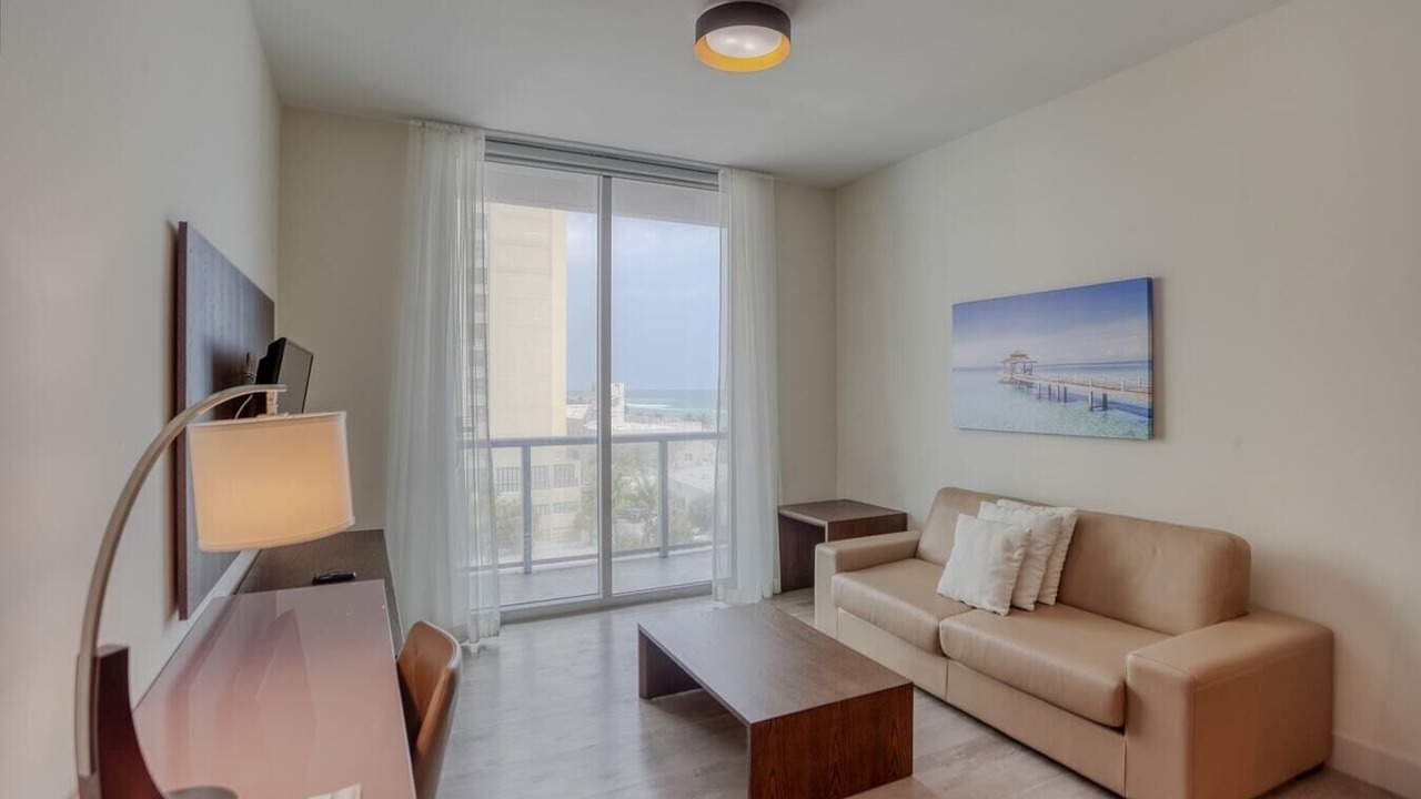 Photo of Livingroom in Hollywood Lakes