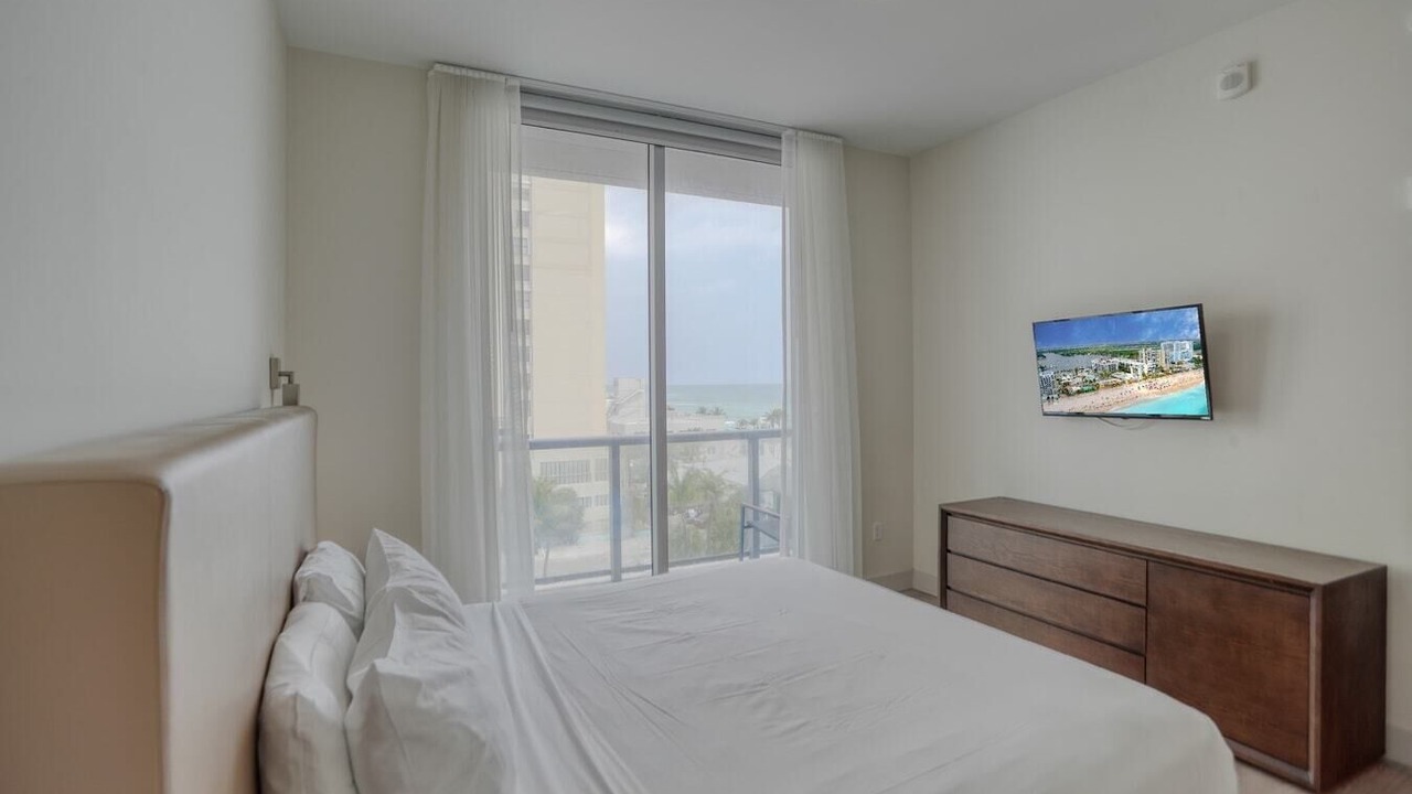 Photo of Bedroom in Hollywood Lakes