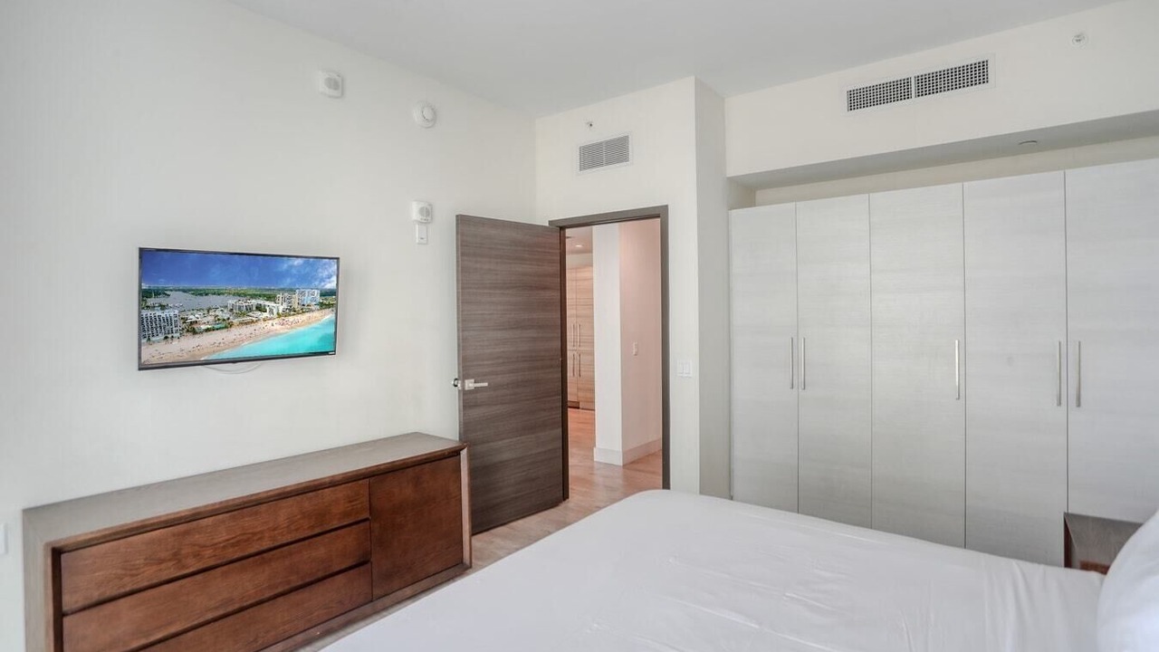 Photo of Bedroom in Hollywood Lakes