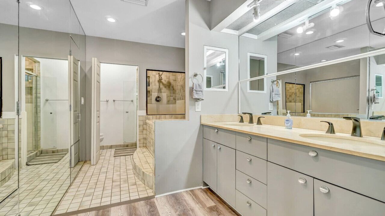 Photo of Bathroom in Harbor Beach