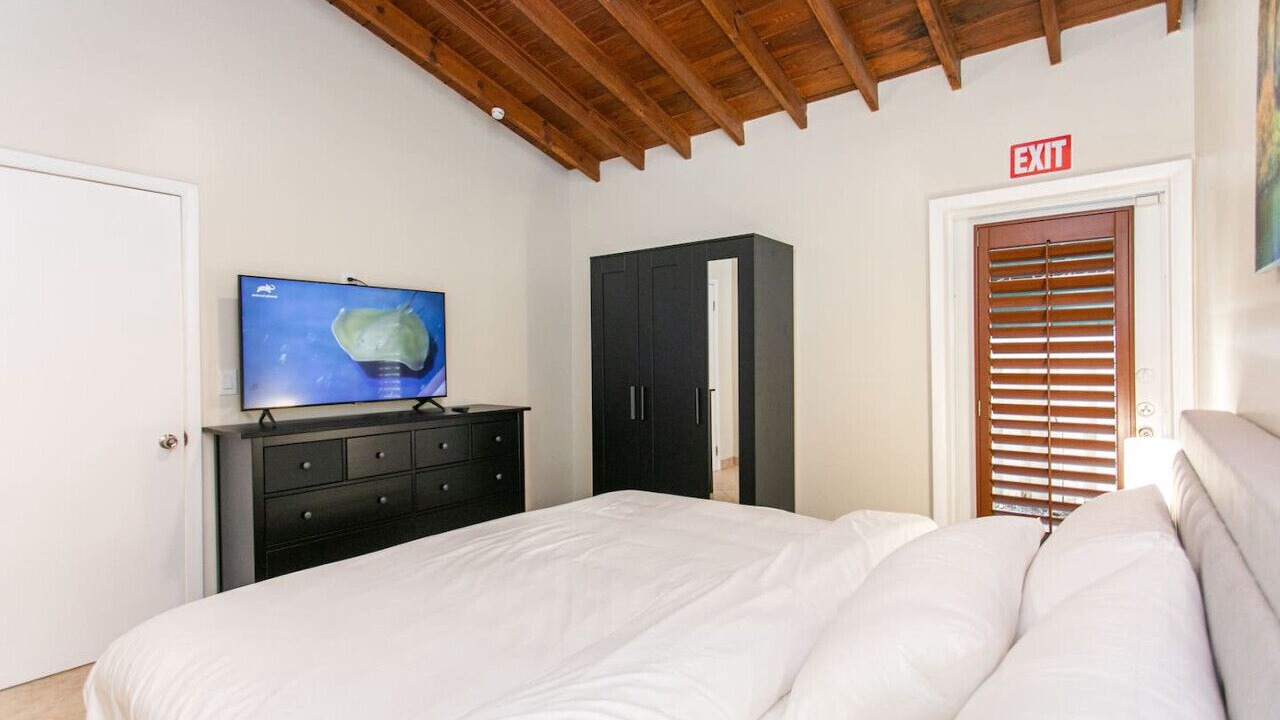 Photo of Bedroom in Hollywood Lakes
