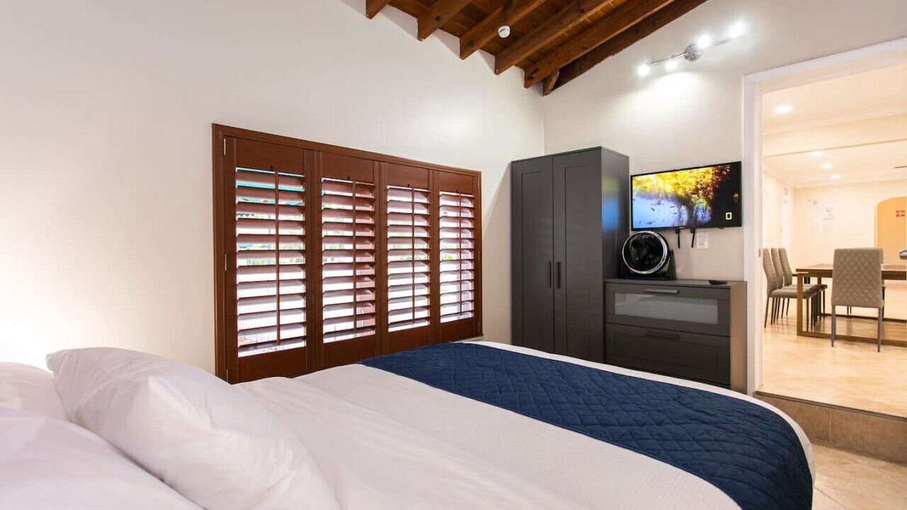 Photo of Bedroom in Hollywood Lakes