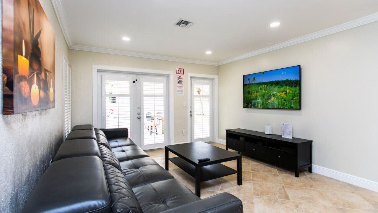 Photo of Livingroom in Hollywood Lakes