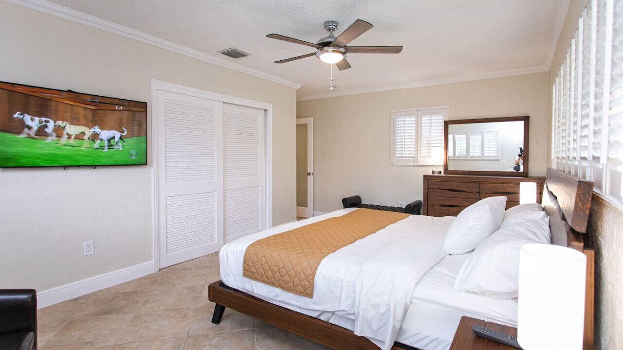 Photo of Bedroom in Hollywood Lakes