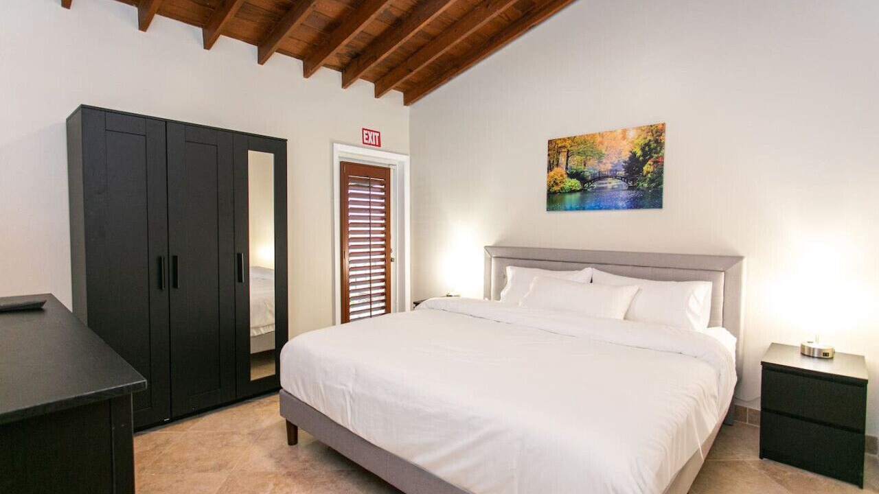 Photo of Bedroom in Hollywood Lakes