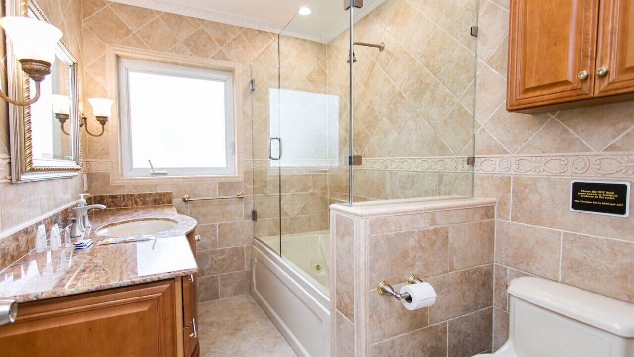 Photo of Bathroom in Hollywood Lakes