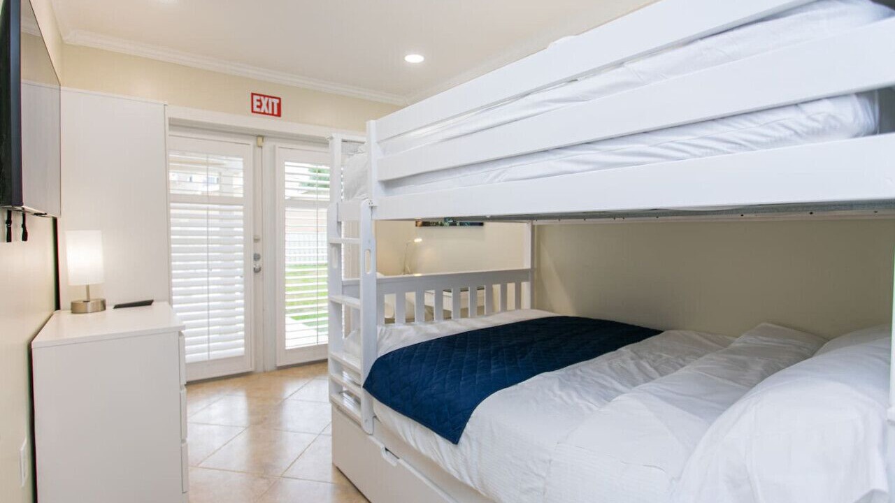 Photo of Bedroom in Hollywood Lakes