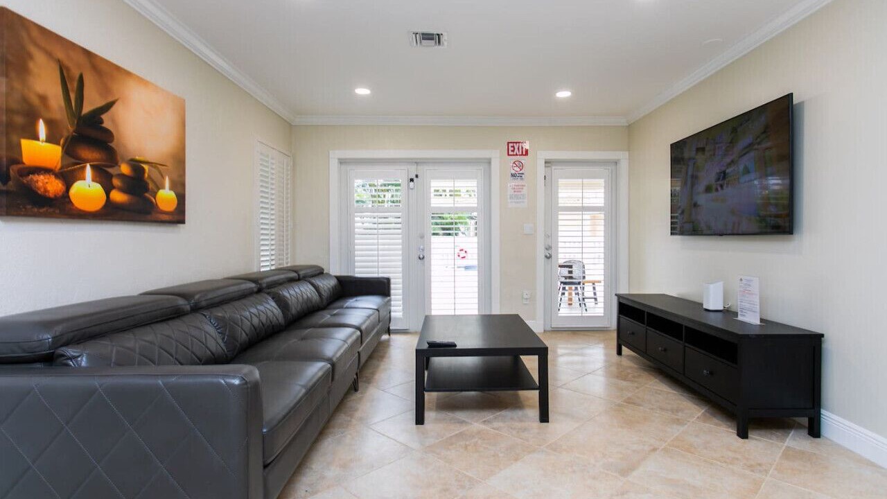Photo of Livingroom in Hollywood Lakes