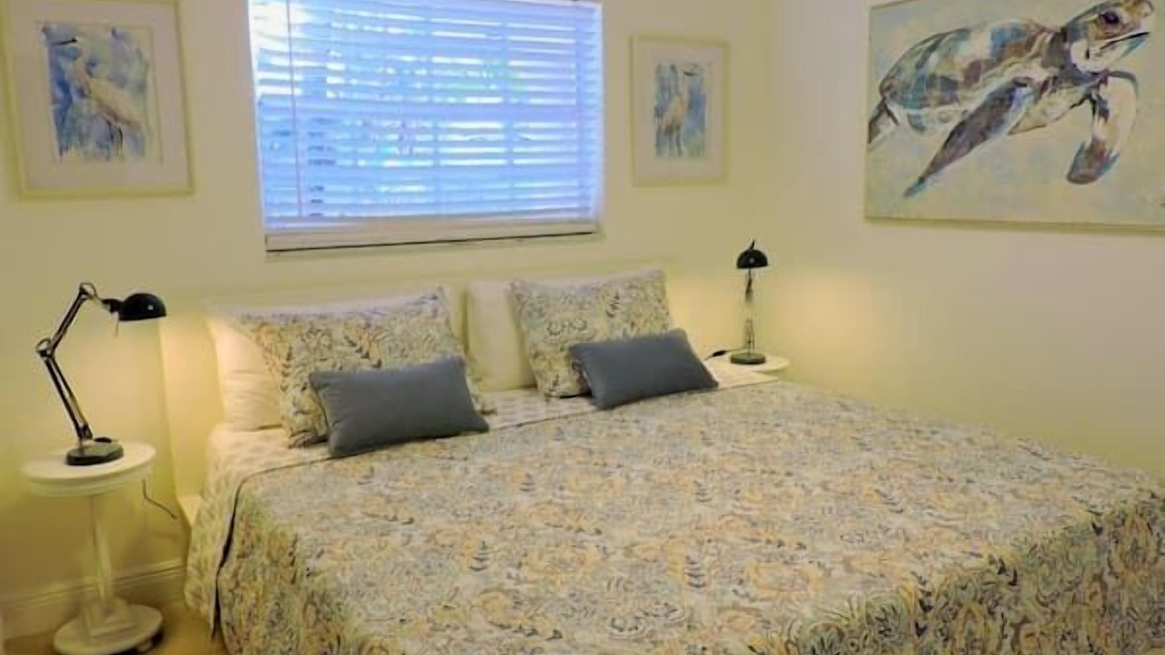 Photo of Bedroom in Hollywood Lakes
