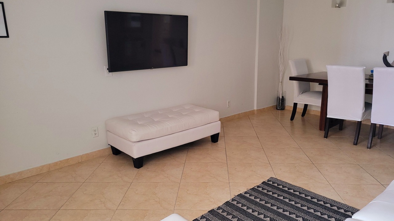 Photo of Livingroom in Hollywood Lakes