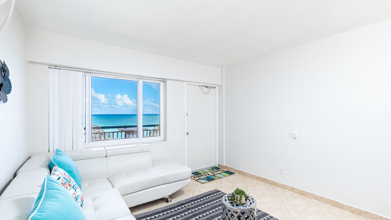 Photo of Livingroom in Hollywood Lakes