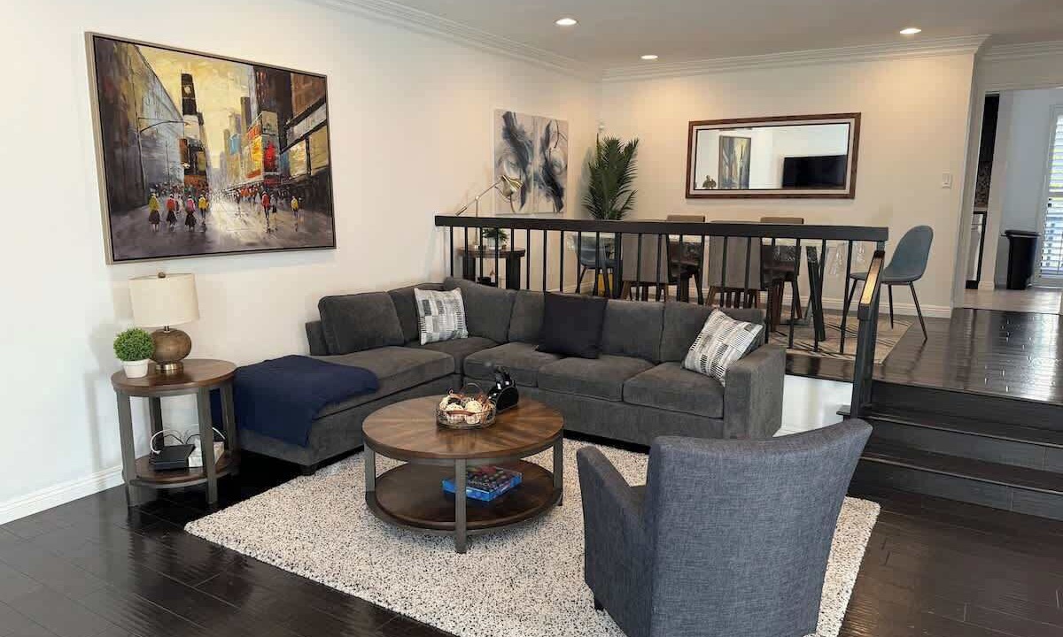 Photo of Livingroom in Warner Center