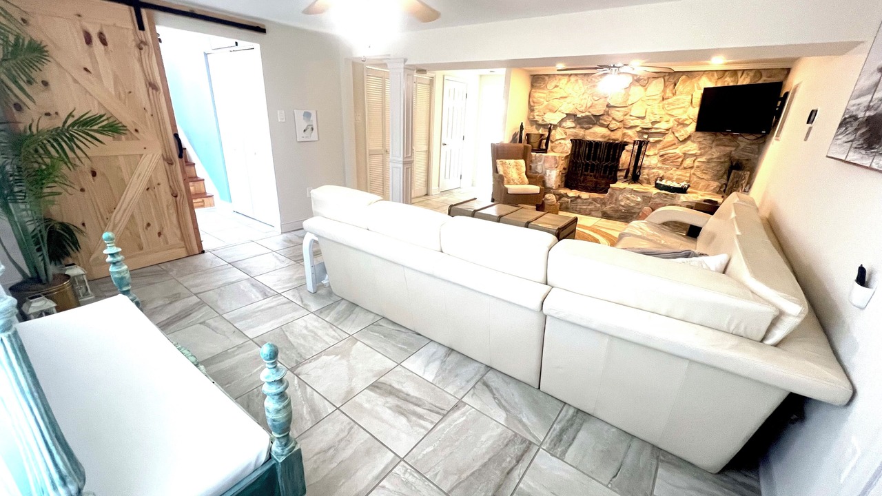Photo of Livingroom in Osborn Island