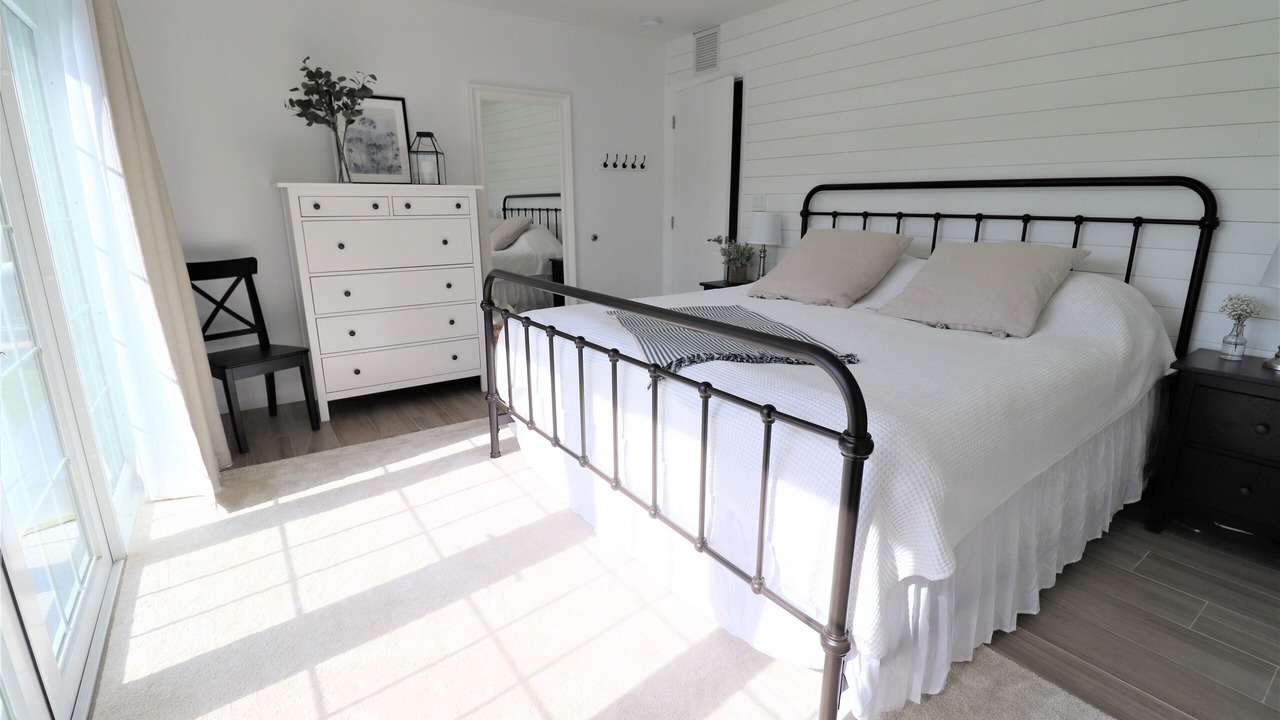 Photo of Bedroom in Hollywood Lakes