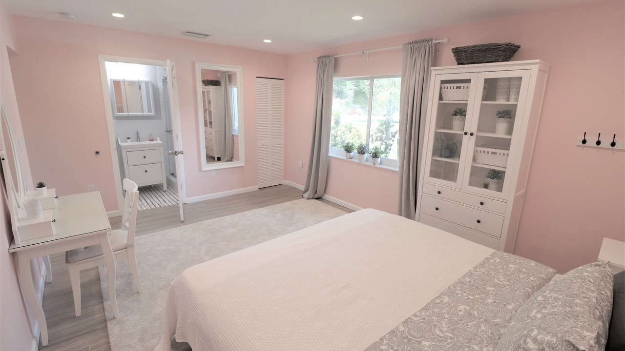 Photo of Bedroom in Hollywood Lakes