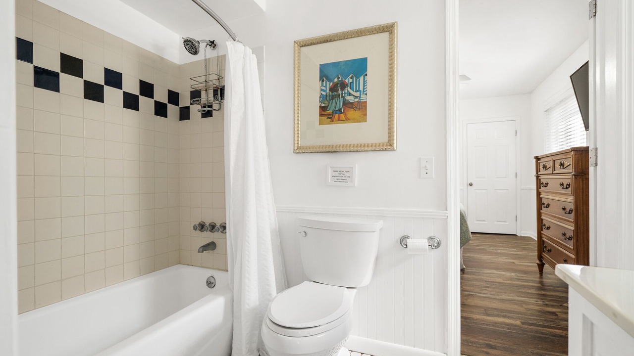 Photo of Bathroom in Hollywood Lakes