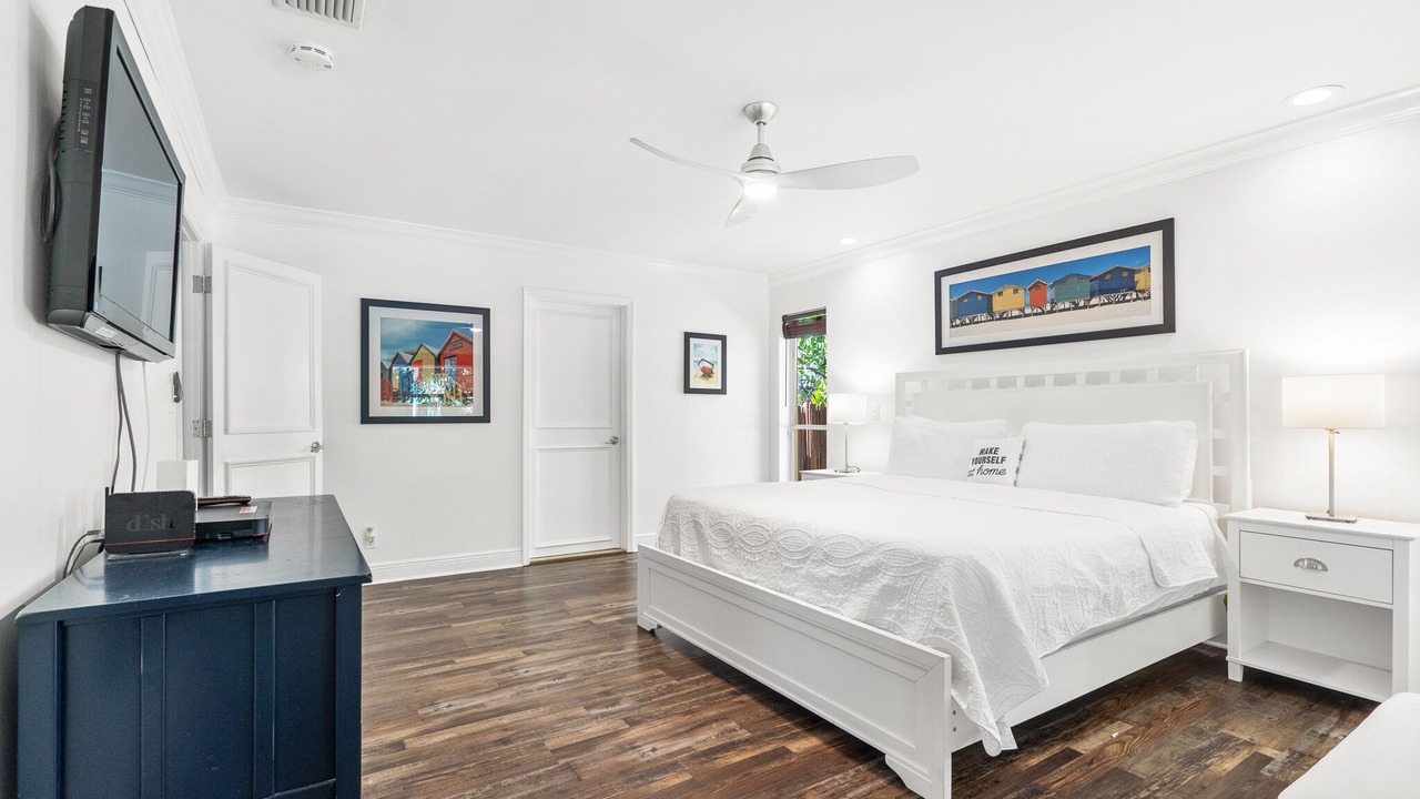 Photo of Bedroom in Hollywood Lakes