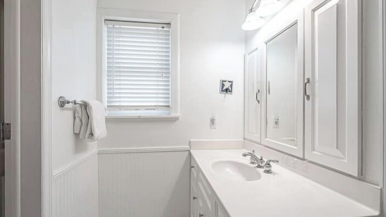 Photo of Bathroom in Hollywood Lakes