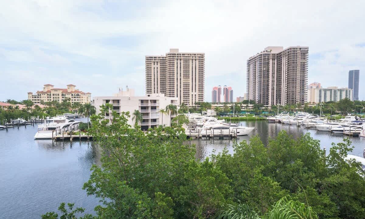 Photo of Others in Aventura