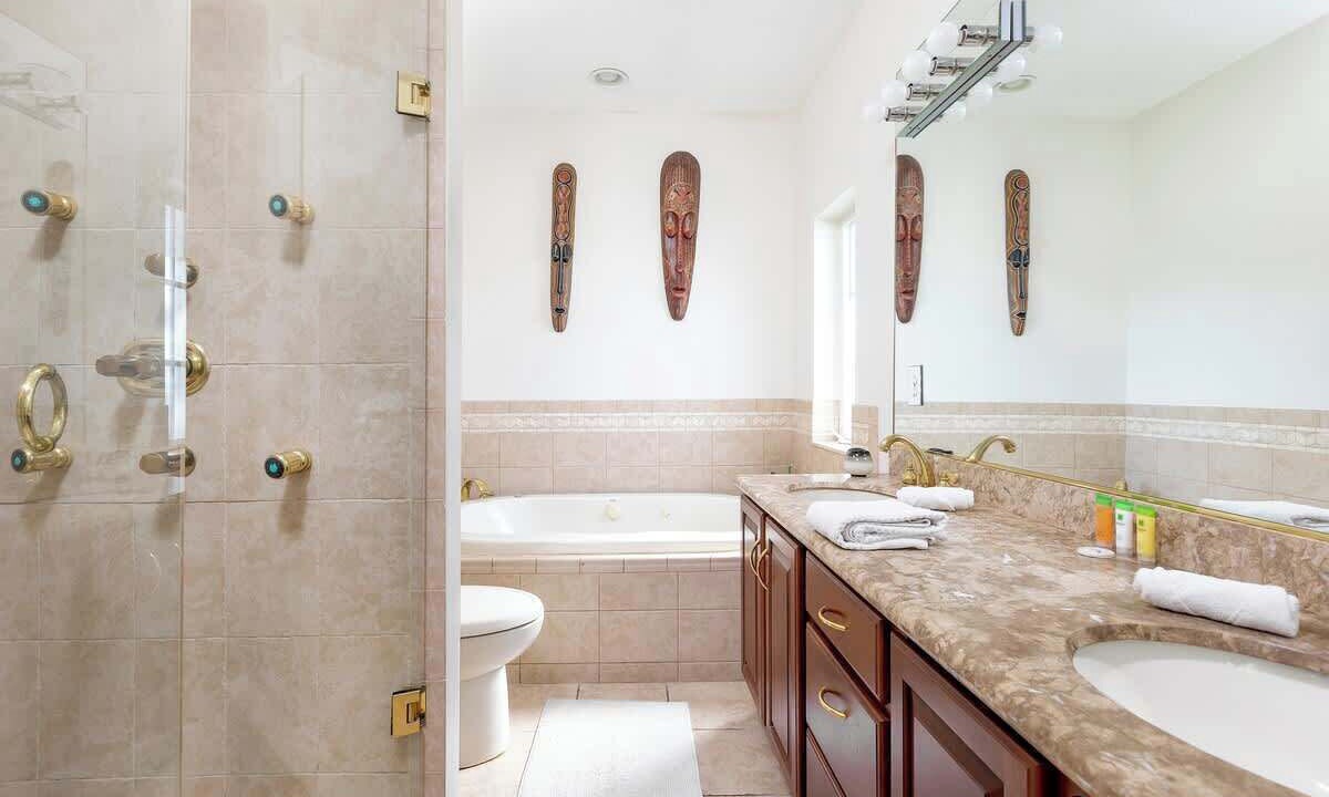Photo of Bathroom in Garden Isles