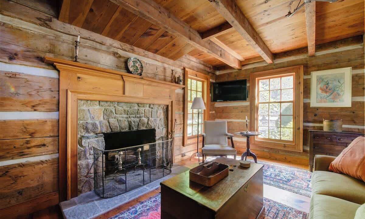 Photo of Livingroom in Earlysville