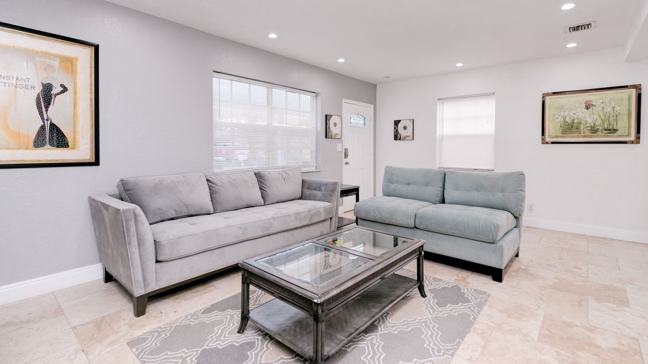 Photo of Livingroom in South Middle River