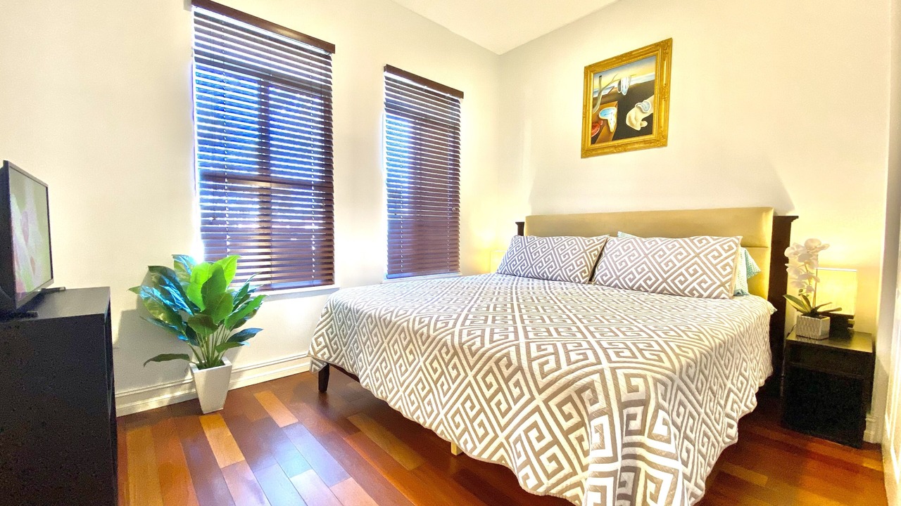 Photo of Bedroom in Hollywood Lakes