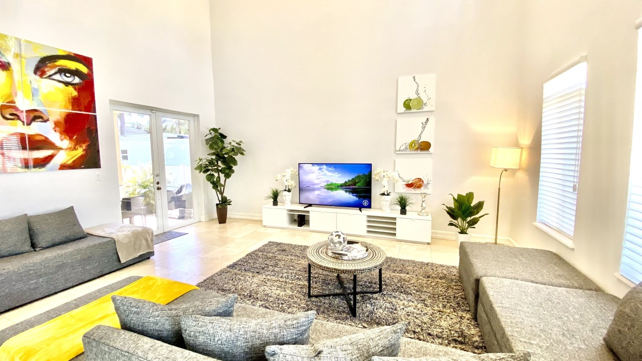 Photo of Livingroom in Hollywood Lakes