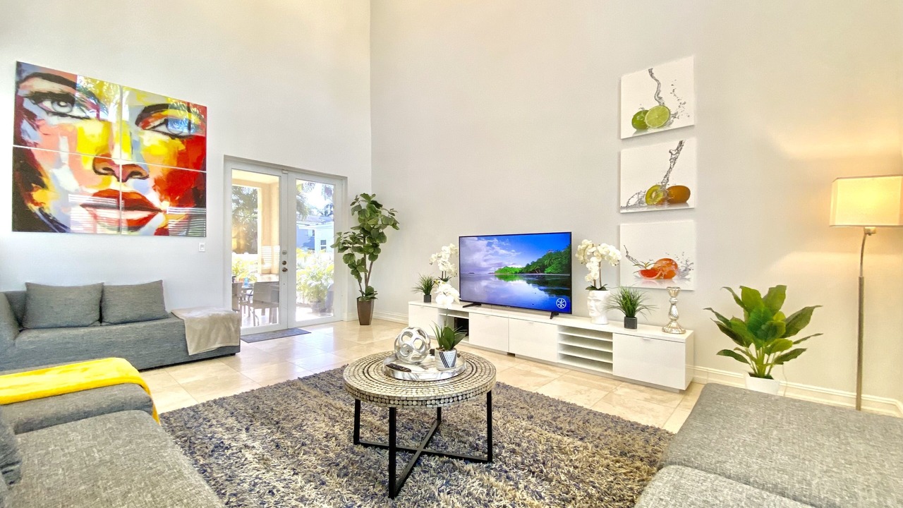 Photo of Livingroom in Hollywood Lakes