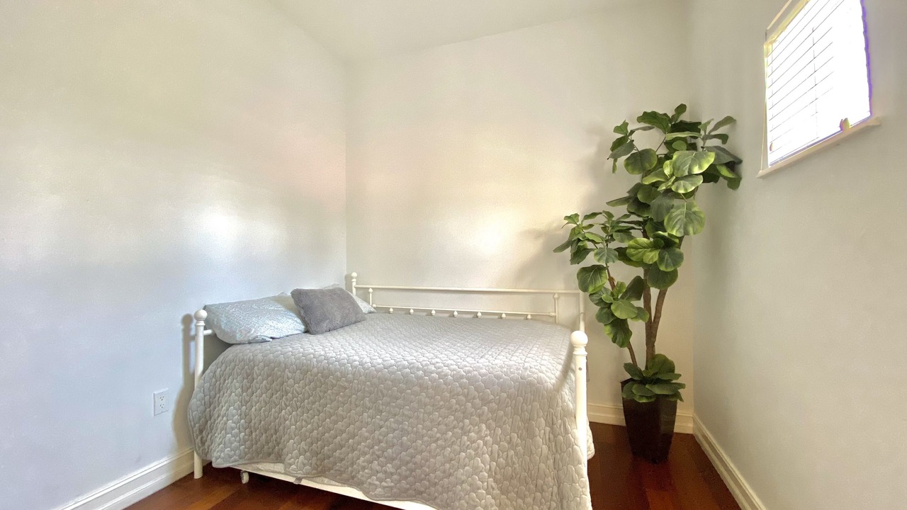 Photo of Bedroom in Hollywood Lakes