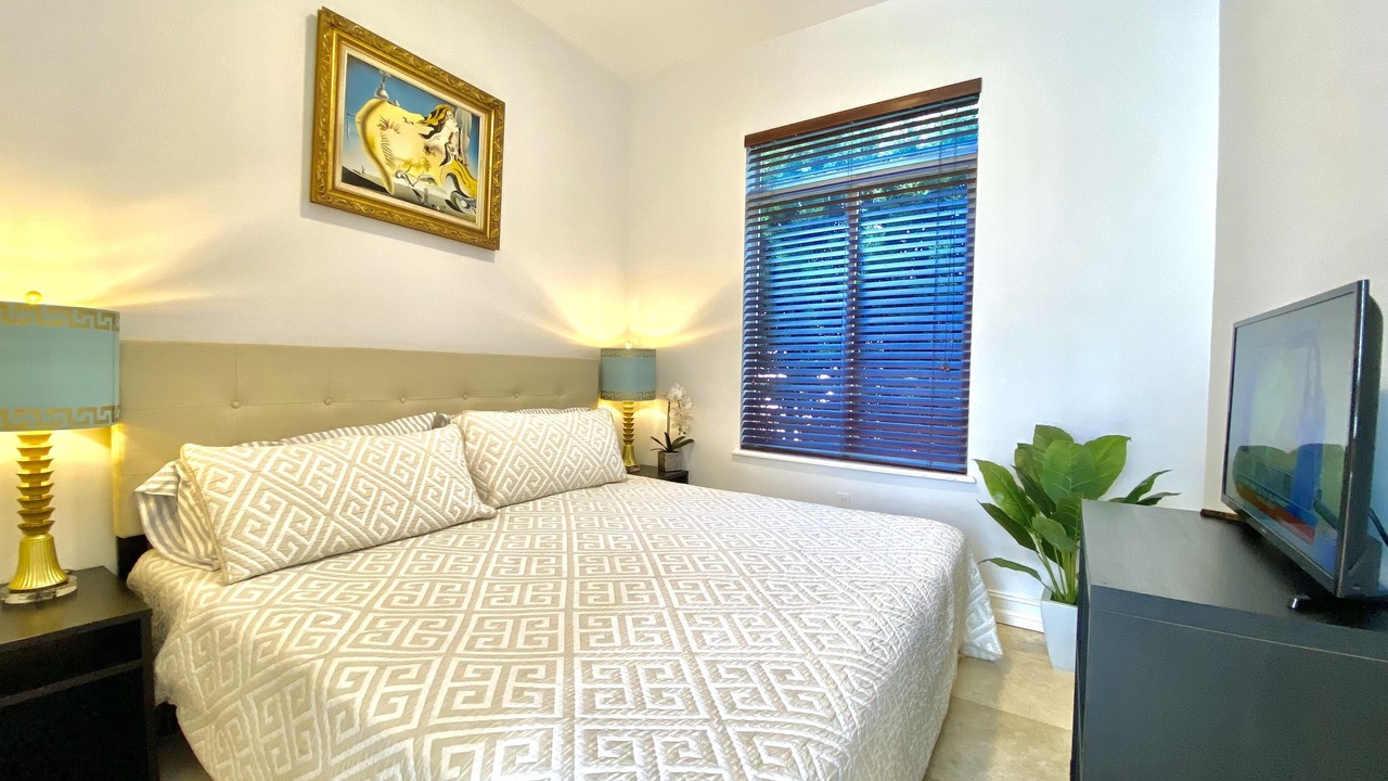 Photo of Bedroom in Hollywood Lakes