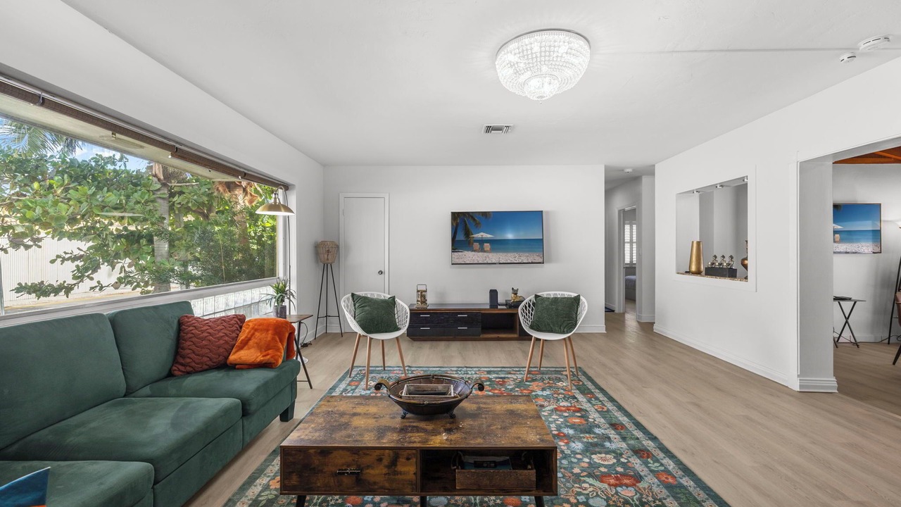 Photo of Livingroom in Hollywood Lakes