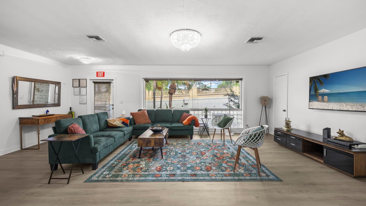 Photo of Livingroom in Hollywood Lakes